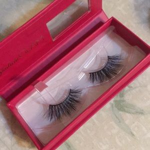 Lily lashes in goddess
